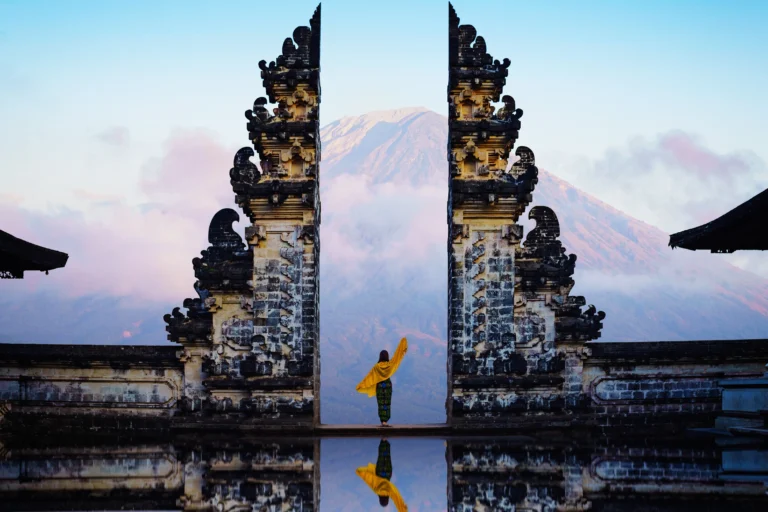 Vista del Pura Penataran Agung Lempuyang, un tempio induista balinese situato sulle pendici del Monte Lempuyang a Karangasem, Bali, Indonesia.